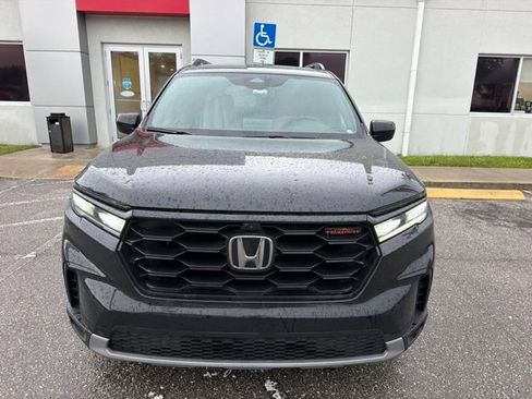 Used 2025 Honda Pilot TrailSport image 2