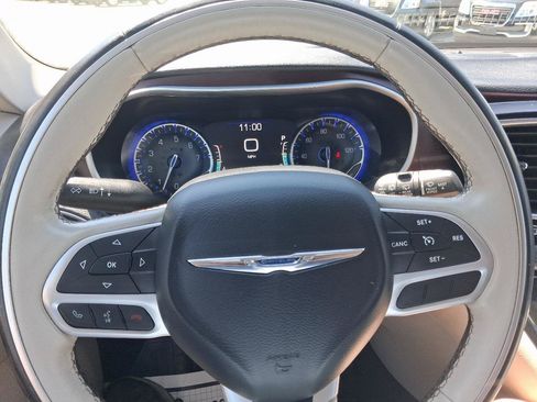 Used 2017 Chrysler Pacifica Limited w/ UConnect Theater Package FWD image 9