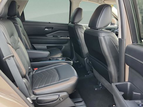 Used 2023 Nissan Pathfinder Platinum image 17