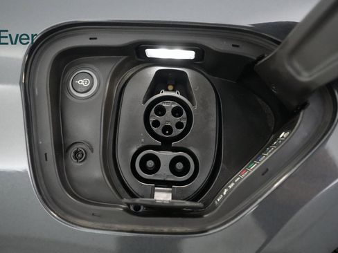 Used 2021 Porsche Taycan 4S image 24