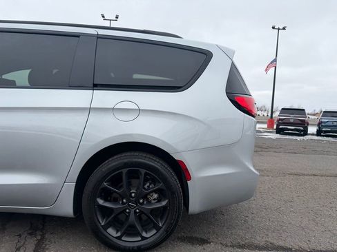 Used 2023 Chrysler Pacifica Touring-L w/ S Appearance Package AWD/4WD image 8