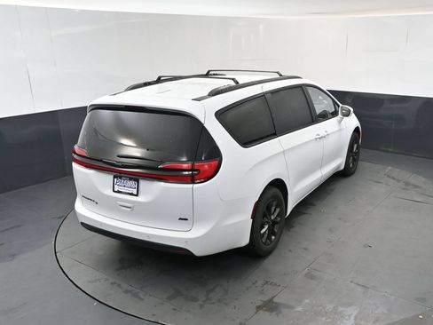 Used 2022 Chrysler Pacifica Touring-L w/ S Appearance Package AWD/4WD image 32