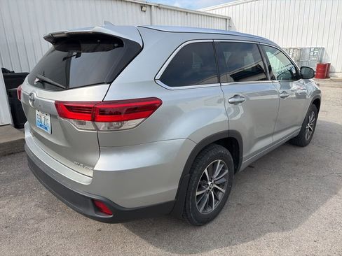 Used 2018 Toyota Highlander XLE AWD/4WD image 3