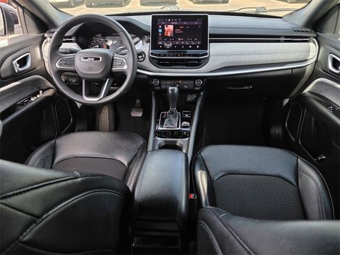 Used 2024 Jeep Compass Latitude image 8