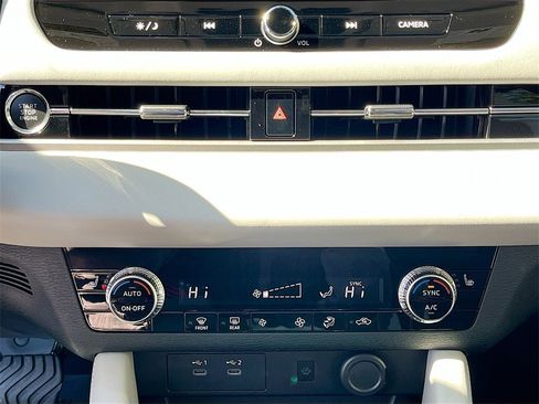 New 2025 Mitsubishi Outlander SE image 16