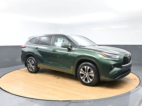 Used 2023 Toyota Highlander XLE image 5