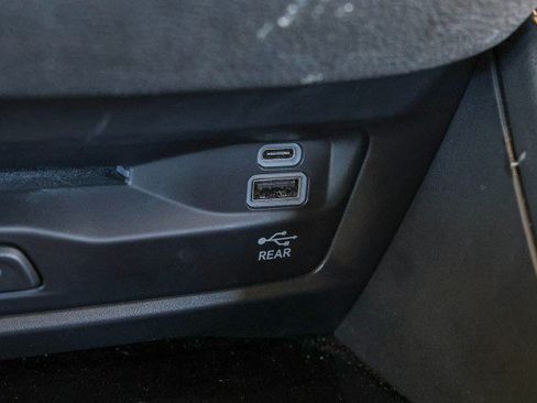 Used 2023 Chrysler Pacifica Pinnacle FWD image 25