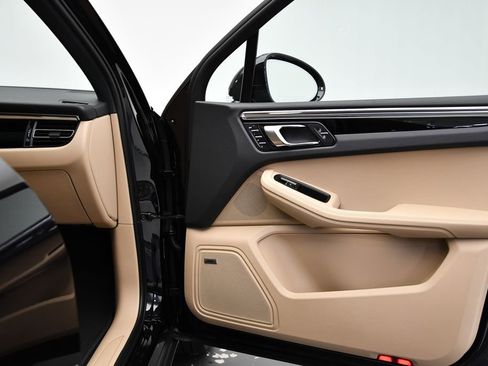 Used 2025 Porsche Macan image 41