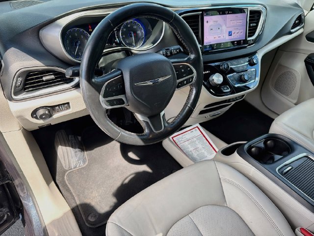 Used 2021 Chrysler Pacifica Touring-L FWD image 9