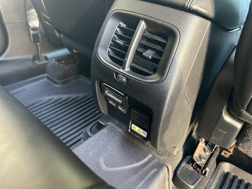 Used 2019 Jeep Cherokee Limited FWD image 32