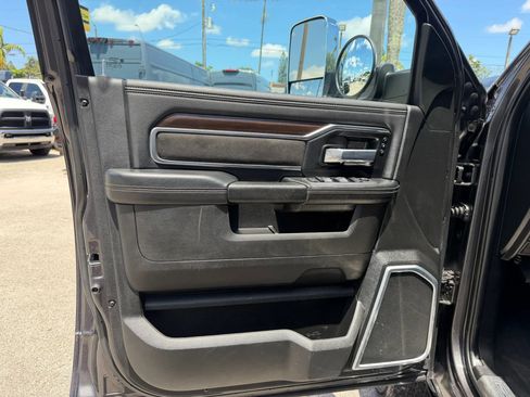 Used 2022 RAM 3500 4x4 Crew Cab Laramie DRW image 11
