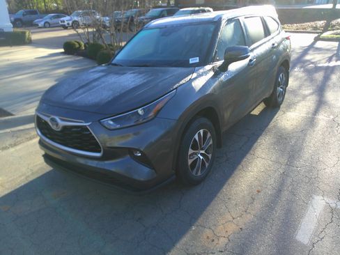 Used 2023 Toyota Highlander XLE image 5