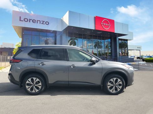 Used 2021 Nissan Rogue SV w/ Premium Package image 4