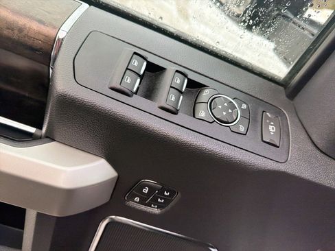 Certified 2022 Ford F250 Lariat w/ Black Appearance Package image 17