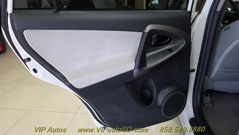 Used 2013 Toyota RAV4 EV FWD image 13