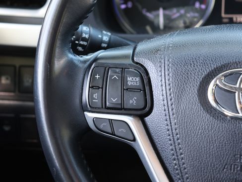 Used 2019 Toyota Highlander XLE image 18