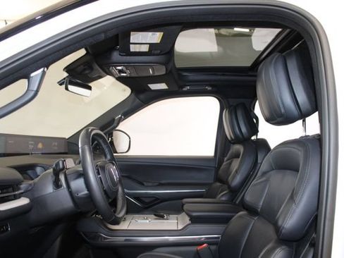 Used 2025 Lincoln Navigator L Reserve w/ Jet Appearance Package AWD/4WD image 9
