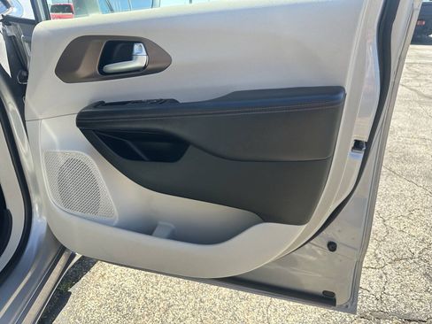 Used 2017 Chrysler Pacifica Touring-L w/ Tire & Wheel Group FWD image 27