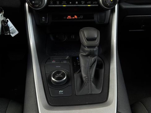 Used 2025 Toyota RAV4 LE AWD/4WD image 21