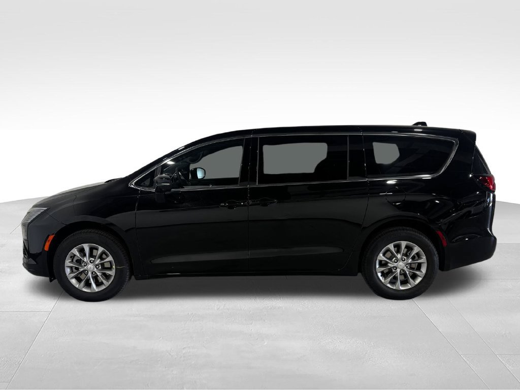 New 2027 Chrysler Pacifica Select w/ Family Tech Group AWD/4WD image 14