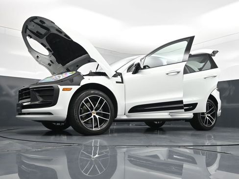 Used 2025 Porsche Macan AWD/4WD image 34
