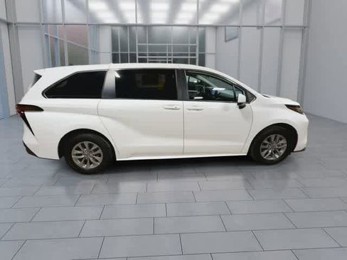 Certified 2022 Toyota Sienna LE FWD image 9