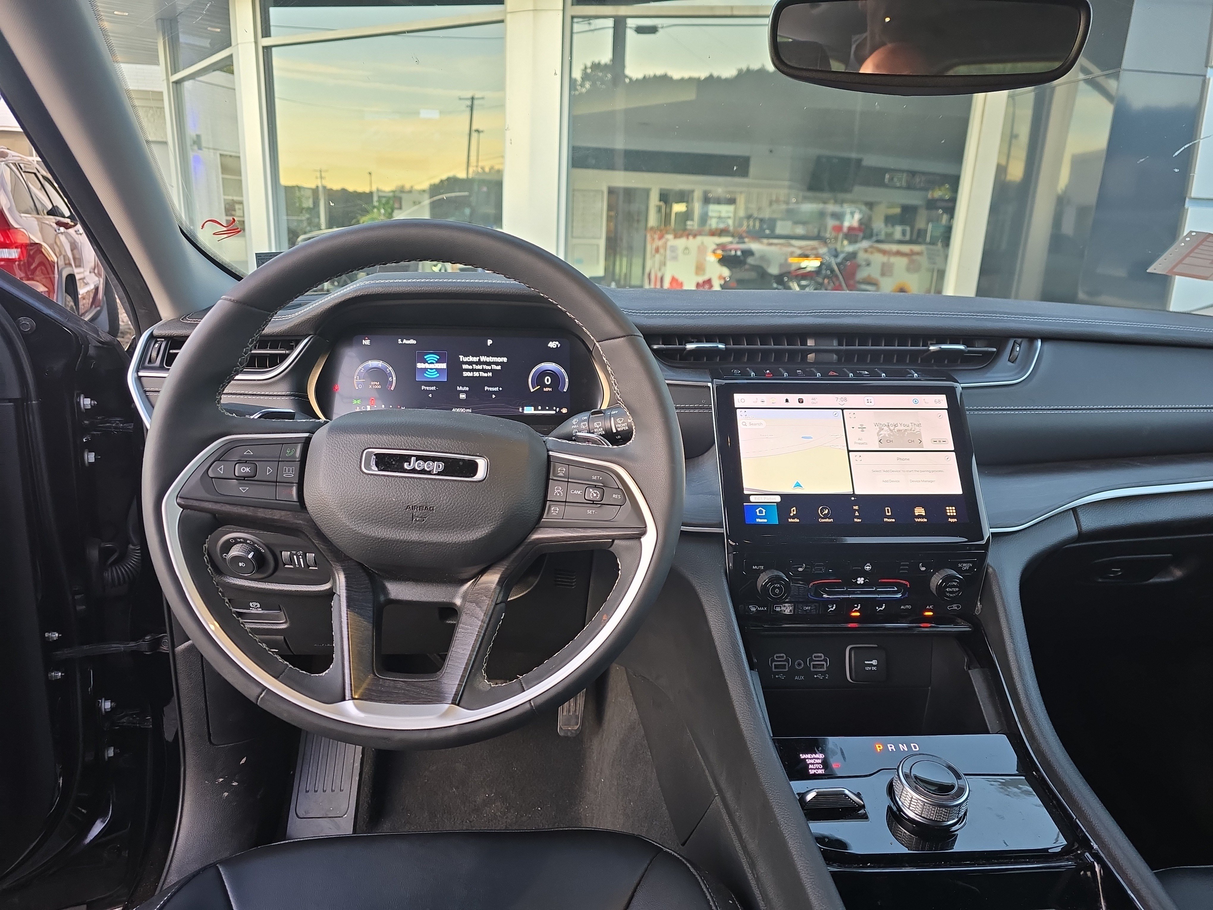 Used 2023 Jeep Grand Cherokee L Limited w/ Black Appearance Package AWD/4WD image 18