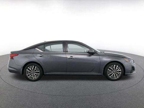 Used 2025 Nissan Altima 2.5 SV FWD image 14