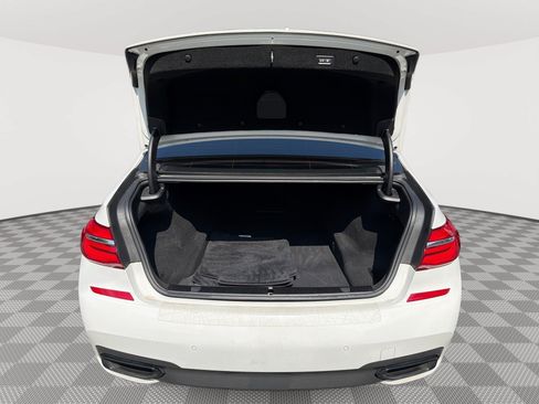 Used 2019 BMW 750i w/ Executive Package RWD image 21