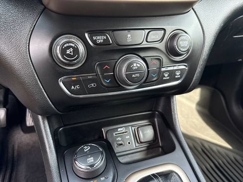 Used 2014 Jeep Cherokee Limited w/ Luxury Group AWD/4WD image 21