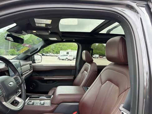 Used 2024 Ford Expedition Limited image 12