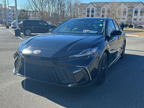 Used 2025 Toyota Camry SE image 1