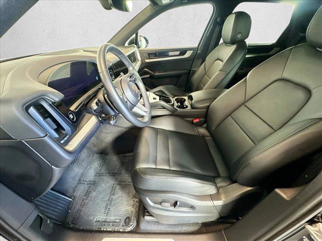 Certified 2025 Porsche Cayenne w/ Premium Package AWD/4WD image 5