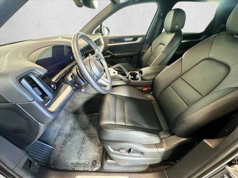 Certified 2025 Porsche Cayenne w/ Premium Package AWD/4WD image 5