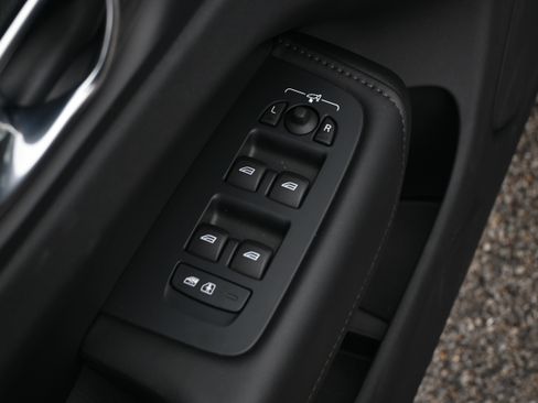 Used 2025 Volvo XC60 B5 Plus image 16