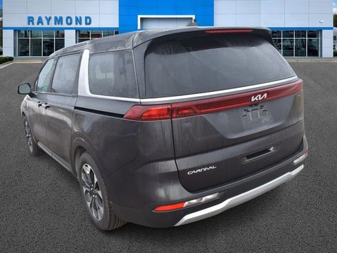 Certified 2024 Kia Carnival EX image 5