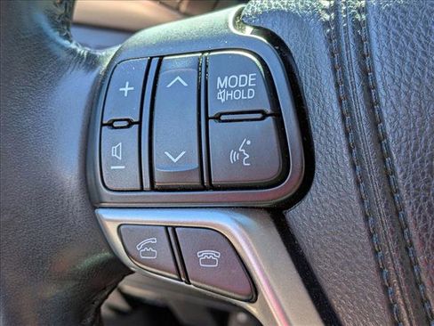 Used 2014 Toyota Highlander XLE image 12