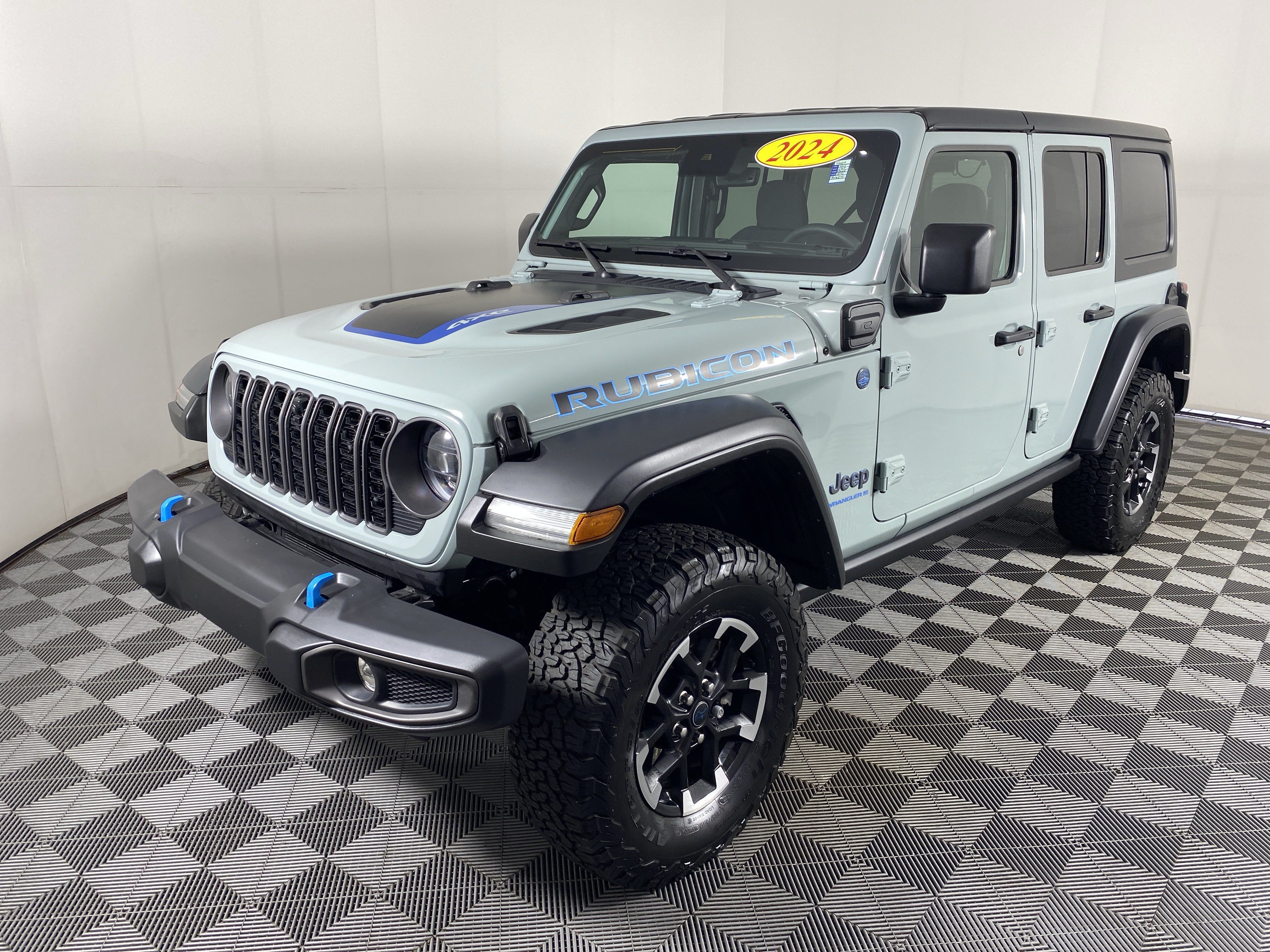 Used 2024 Jeep Wrangler Unlimited Rubicon 4xe w/ Technology Group AWD/4WD image 11