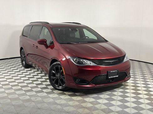 Used 2019 Chrysler Pacifica Touring-L Plus w/ Advanced Safetytec Group FWD image 2