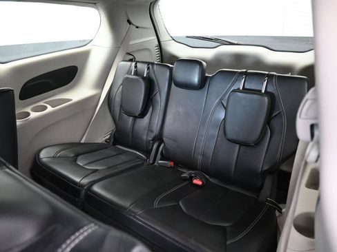 Used 2023 Chrysler Pacifica Touring-L FWD image 34