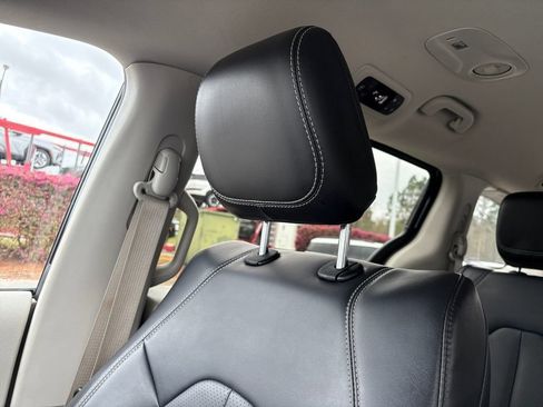 Used 2024 Chrysler Pacifica Limited FWD image 21