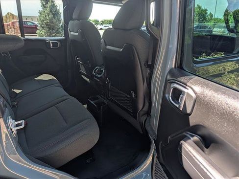 Used 2025 Jeep Wrangler Unlimited Rubicon AWD/4WD image 17