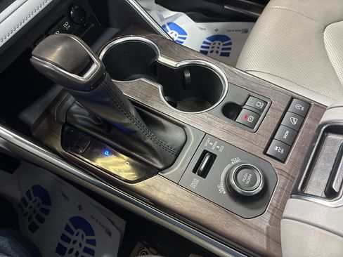 Used 2021 Toyota Highlander Platinum image 18