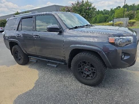 Used 2022 Toyota 4Runner SR5 AWD/4WD image 4