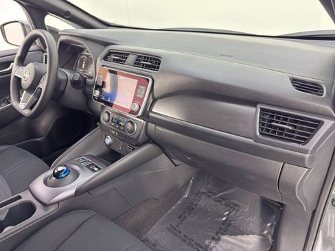 Used 2025 Nissan Leaf S image 13