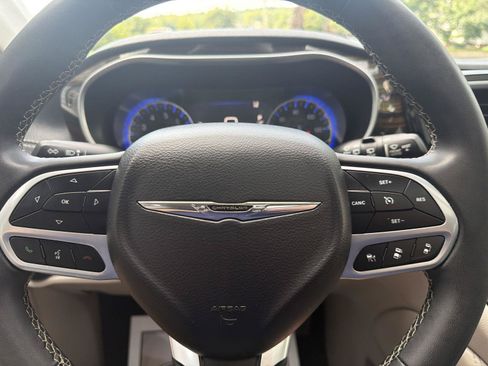 Used 2023 Chrysler Pacifica Limited FWD image 18