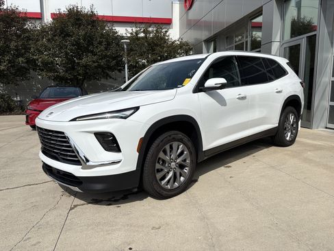 Used 2025 Buick Enclave Preferred AWD/4WD image 3