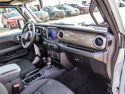 Used 2023 Jeep Gladiator Overland image 14