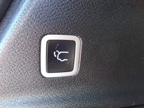 Used 2025 Chrysler Pacifica Limited FWD image 34