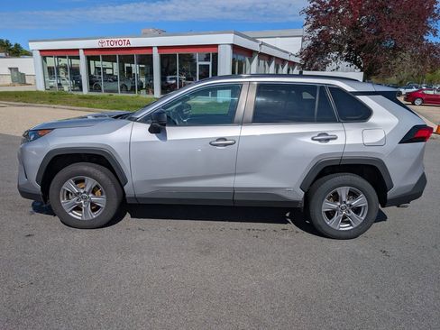 Used 2022 Toyota RAV4 LE AWD/4WD image 2
